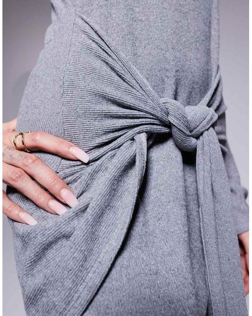 Vestido Midi De Manga Larga Con Cuello Barco Y Detalle Retorcido En La Parte Delantera De Canalé De ASOS de color Gray