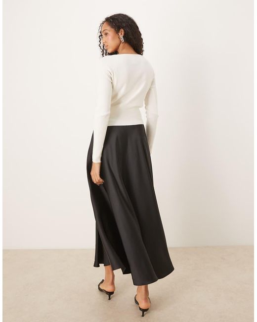 Falda Midi Negra Voluminosa De Corte Circular De Satén De Y.A.S de color White