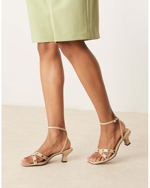 Mules De Tacón Medio Con Detalle De Ojales Hyatt De -Neutro ASOS de color Natural