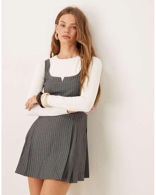 Vestido De Sastre Corto Gris Con Raya Diplomática Y Bajo De Tablas De ASOS de color Gray