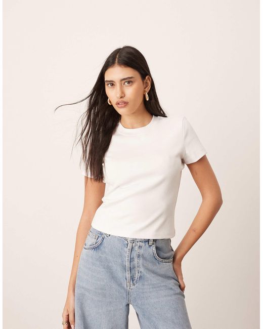 ARRANGE White – schlichtes, figurbetontes t-shirt