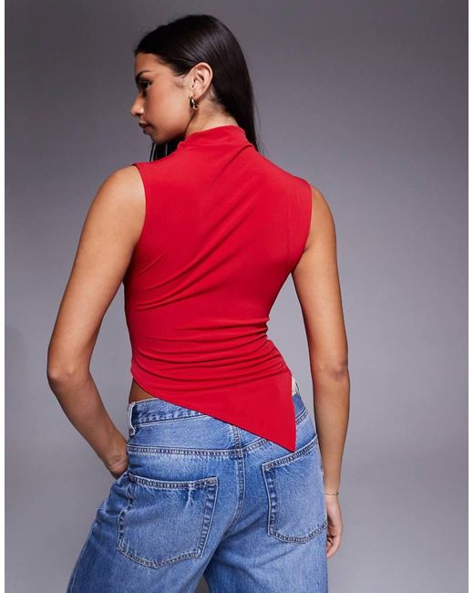 ASOS Geplooide Top Van Gladde Stof Met Hoge Hals En Asymmetrische Zoom in het Red