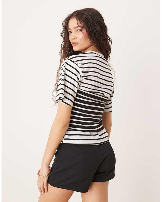 T-Shirt Aderente A Righe Miste Bianche E Nere Con Dettaglio di ASOS in Multicolor