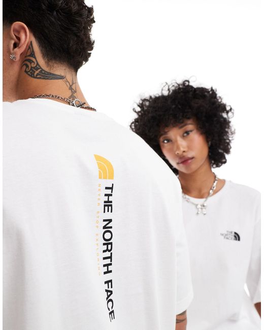 Nse - t-shirt oversize bianca con stampa del logo verticale sul retro di The North Face in White