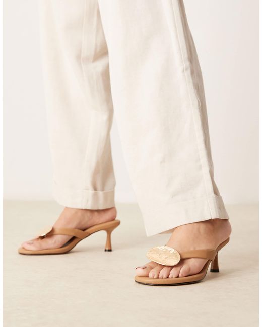 Heated - sandales à talon mi-haut avec entredoigt et détail métallique - camel ASOS en coloris Natural