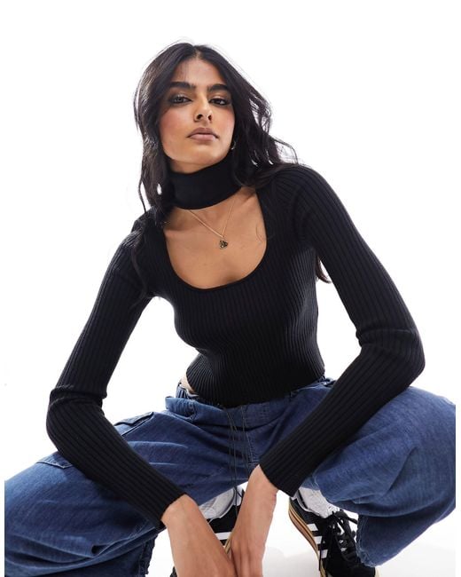 Jumper with choker clearance neck