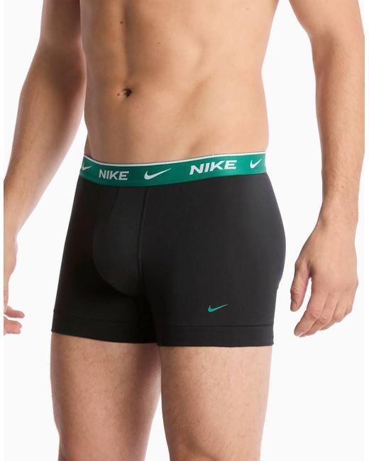 Essential di Nike in Black da Uomo