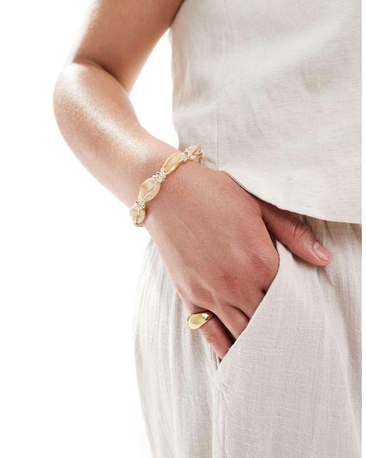 Pulsera Con Diseño De Conchas Sintéticas Y Cuentas Doradas De Asos Design Curve ASOS de color Natural