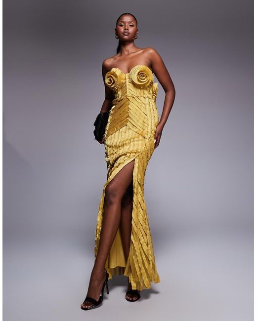 Vestito Lungo A Pieghe Pronunciate Con Coppe A Fiore di ASOS in Metallic