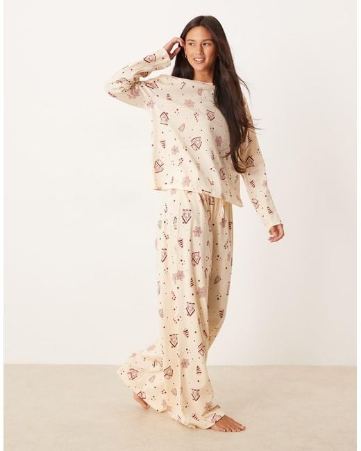 Pigiama Natalizio Color Crema Con Stampa Di Biscotti Composto Da Pantaloni E Top A Maniche Lunghe di ASOS in Natural