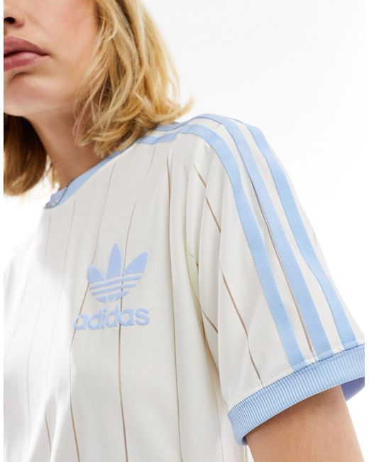Camiseta hueso y azul con diseño Adidas Originals de color White