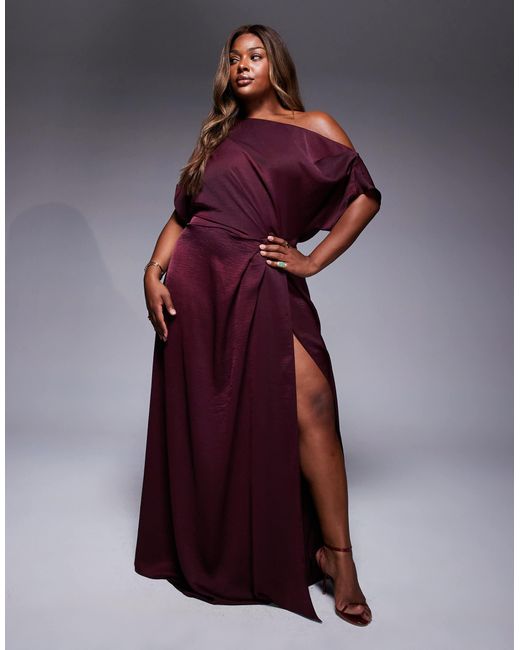 Exclusivité - asos design curve - robe longue à épaules dénudées en satin avec fente haute - bordeaux ASOS en coloris Purple