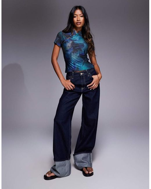 Top A Maniche Corte Aderente Con Stampa A Fiori Blu E Dettaglio Con Bottoni E Asole di ASOS in Blue