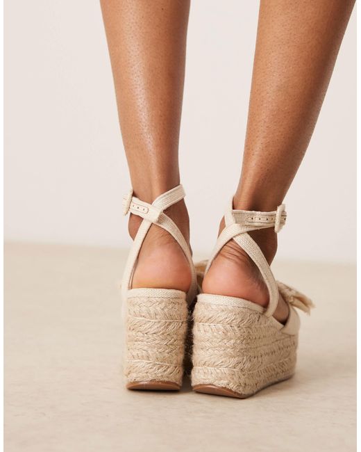 ASOS Natural – tabitha – sandalen aus natürlichen materialien mit keilabsatz und schleifenverzierung