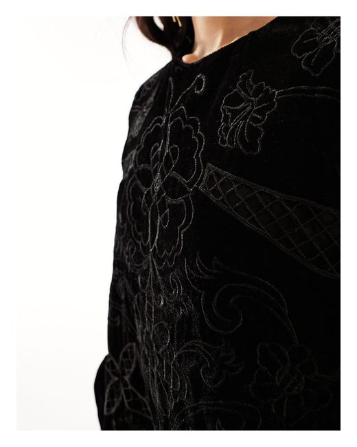 Robe babydoll courte en velours à broderies River Island en coloris Black