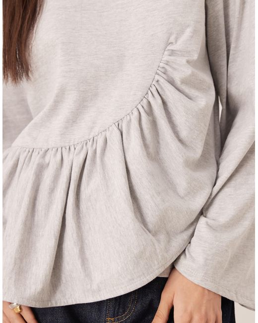 T-shirt coupe carrée avec manches longues et ourlet à basque asymétrique - chiné ASOS en coloris Natural