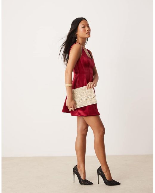 True Decadence Envelop Clutch Met Parels En Kralen in het Red