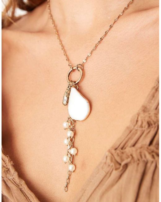Collar Con Varios Colgantes De Charms De ASOS de color Brown