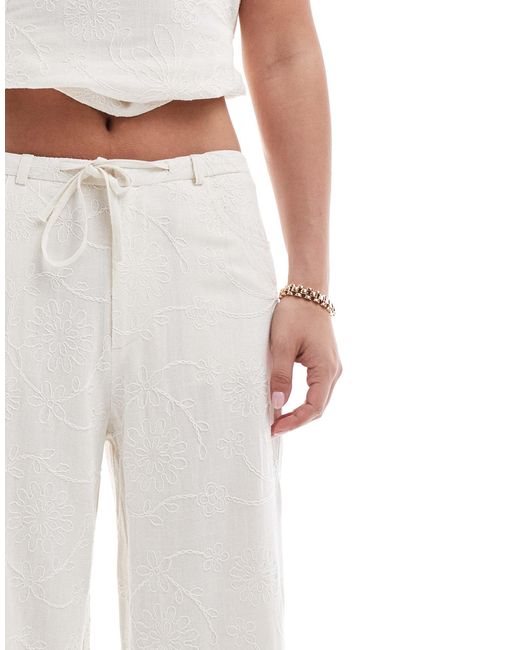 Pantalon d'ensemble aspect lin avec détail brodé - écru Stradivarius en coloris White