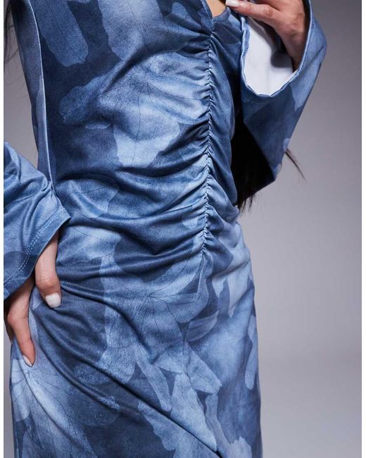 Vestito Corto Blu A Fiori Arricciato Con Scollo A V E Maniche Svasate di ASOS in Blue