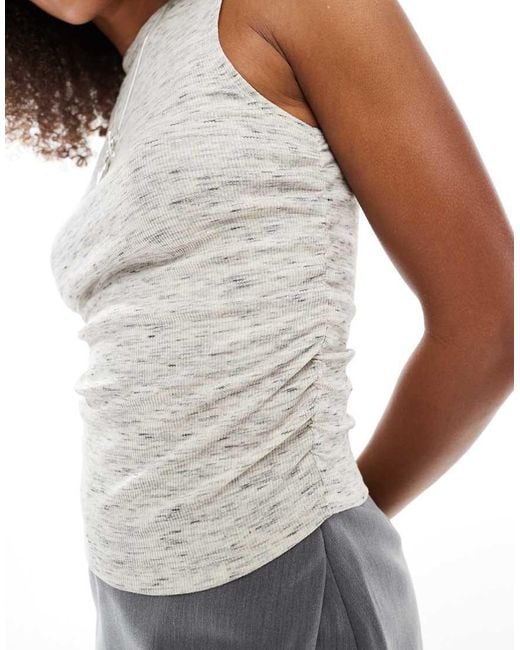 Top Senza Maniche Mélange A Coste Con Arricciatura Laterale di ASOS in White