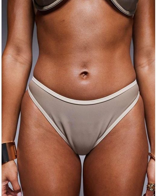 Top Bikini Color Pietra Con Scollo Rotondo E Bordi Color Mandorla A Contrasto di Moda Minx in Gray