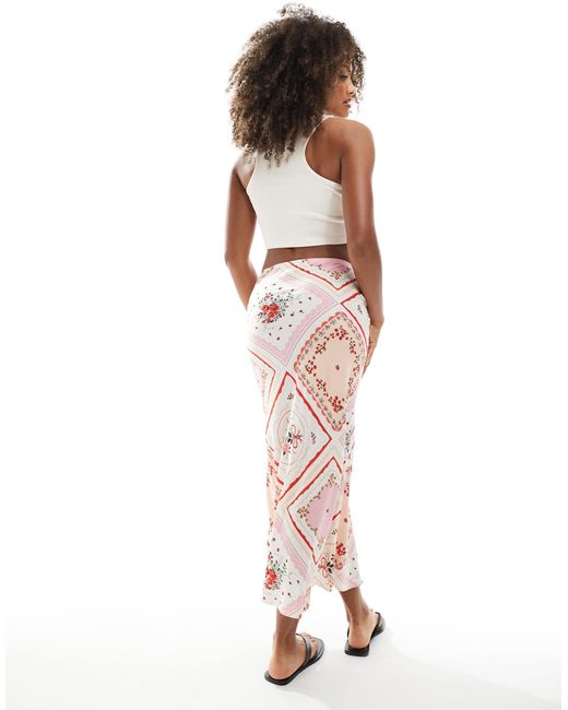 Jupe mi-longue coupée en biais à motif fleuri New Look en coloris White
