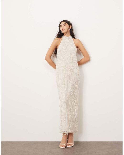 Vestido Largo De Corte Recto Con Cuello Halter Y Diseño Adornado De Perlas Y Cristales De ARRANGE de color Natural