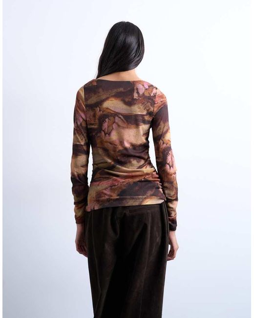 Top A Maniche Lunghe Arricciato Con Stampa Astratta di TOPSHOP in Multicolor