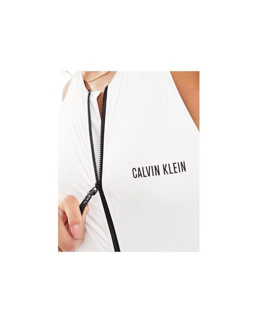 Intense power - maillot 1 pièce zippé devant avec dos nageur Calvin Klein en coloris White