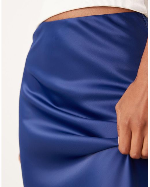 Falda Midi Azul Marino De Satén De Y.A.S de color Blue