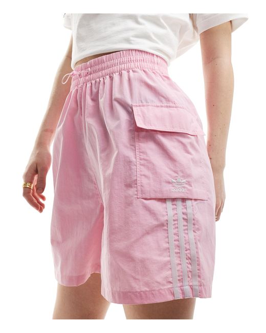 Pantaloncini cargo con tre strisce di Adidas Originals in Pink