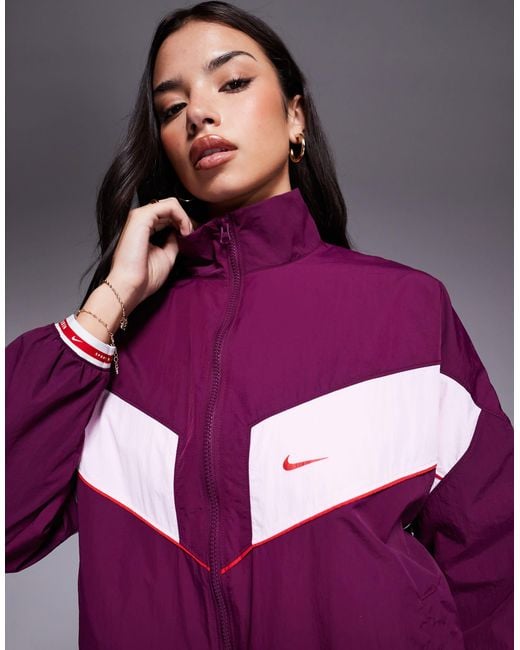 Nike Purple – gym life swoosh – oversize-jacke aus webstoff mit einsätzen