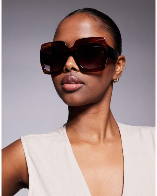 Kaiia Brown – exklusiv – eckige, klobige oversize-sonnenbrille