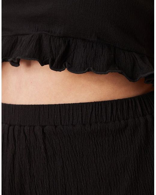 Top Corto Con Volante En El Bajo De Tejido Efecto Rugoso De Asos Design Curve (Parte De Un Conjunto) ASOS de color Black