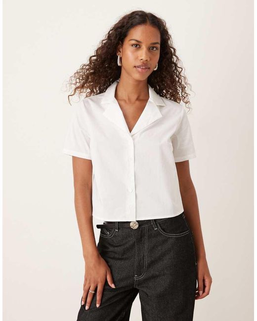 NARRATED White Collared Short Sleeve Shirt