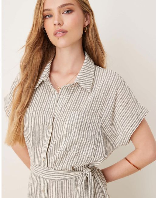 Robe chemise mi-longue à fines rayures nouée à la taille - noir et Jdy en coloris Natural
