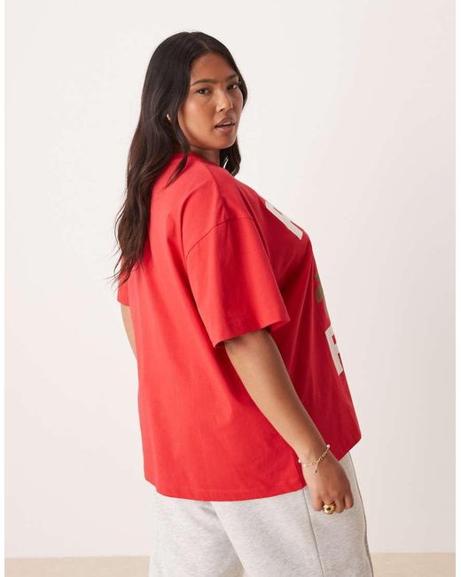 Camiseta Roja Extragrande Con Estampado Gráfico "Rosa Fiore" De Asos Design Curve ASOS de color Red
