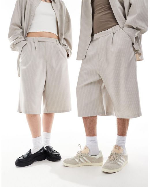 Unisex - pantaloncini sartoriali unisex a fondo ampio taglio comodo color sabbia gessati di Collusion in Gray