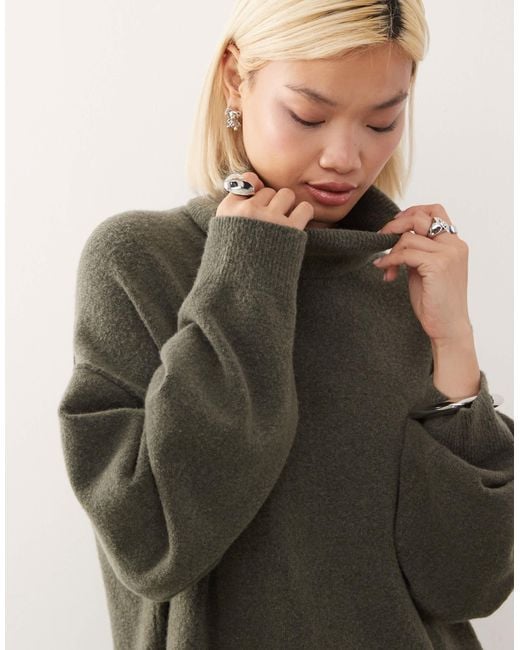 Exclusivité asos - - robe courte en maille avec col montant - kaki chiné Weekday en coloris Green