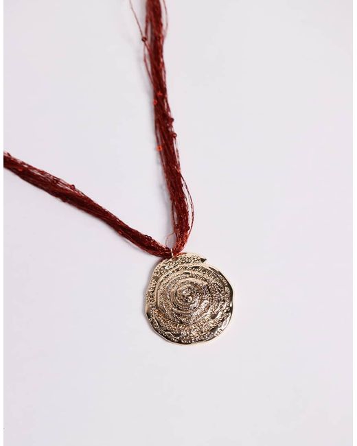 Collana Corta Dorata Con Perline Arancioni E Pendente Grande Zigrinato A Forma Di Conchiglia di ASOS in Natural