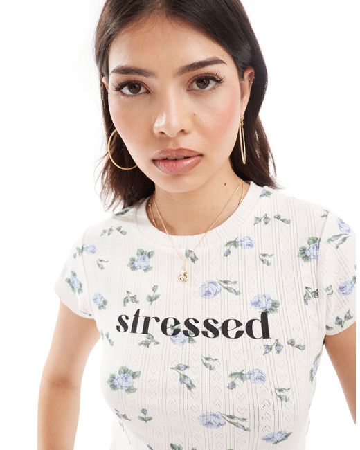 T-shirt effet rétréci en maille pointelle avec motif fleuri et inscription « stressed » ASOS en coloris White