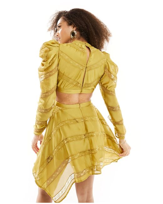 Vestido corto amarillo mostaza con cuello alto, aberturas e insertos ASOS de color Yellow