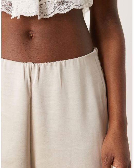Aware White – hose zum reinschlüpfen aus satin