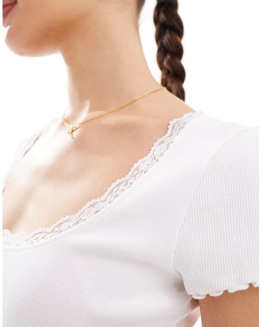 T-shirt échancré à manches courtes en maille pointelle à détails nœud Miss Selfridge en coloris White