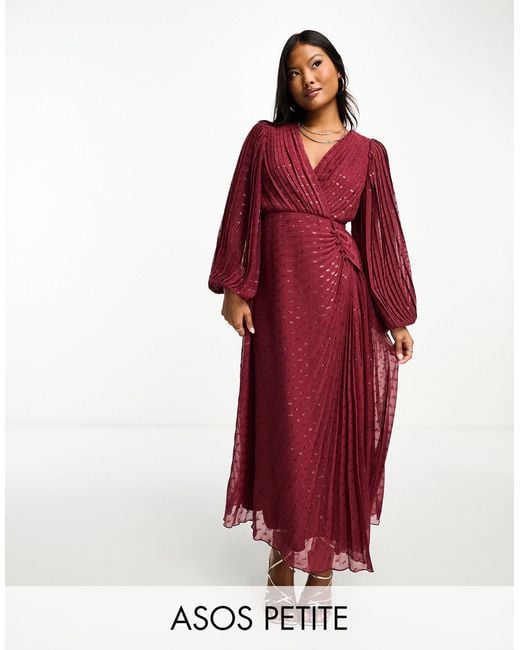 Asos design petite - robe portefeuille longue en mousseline plissée effet  plumetis avec détail boutonné - bordeaux métallisé ASOS en coloris Rouge |  Lyst