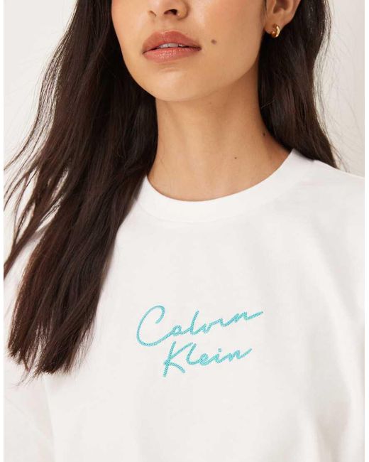 Calvin Klein Gestreepte Crop Top Met Rechte Pasvorm En Logo in het White
