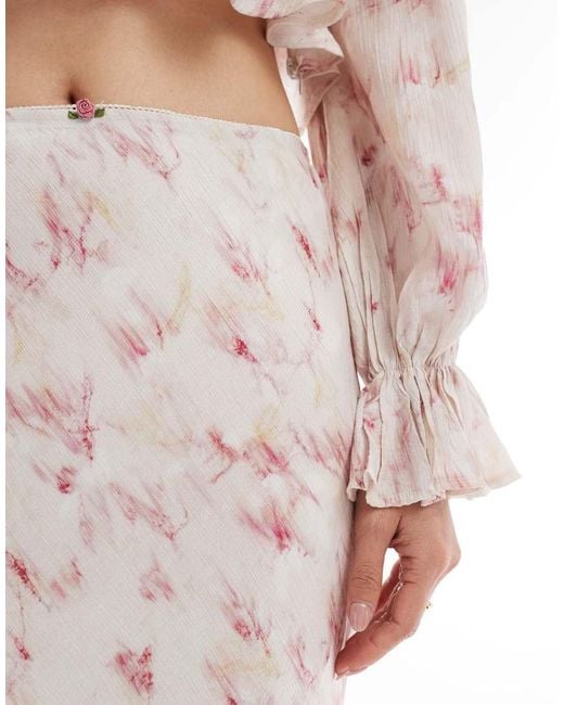 Love Triangle Maxirok Van Gekreukte Stof Met Vervaagde Print, Deel Van Co-Ord Set in het Pink