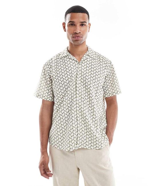 Camisa Resort Blanca De Manga Corta Con Estampado Triangular Verde De -Blanco Only & Sons de hombre de color White