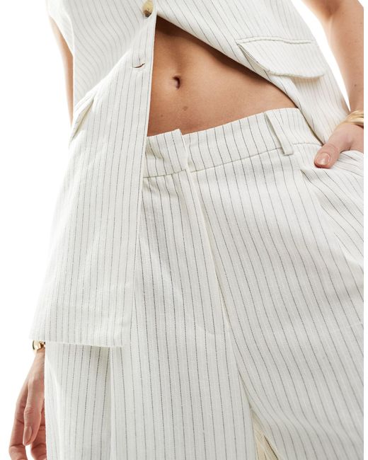 Pantalon d'ensemble habillé en lin mélangé à fines rayures - crème Pretty Lavish en coloris White